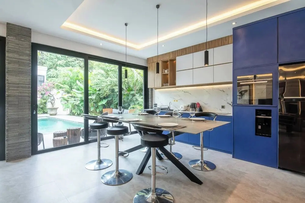 Elegant 3BR Retreat, Stylish Modern Villa Seminyak