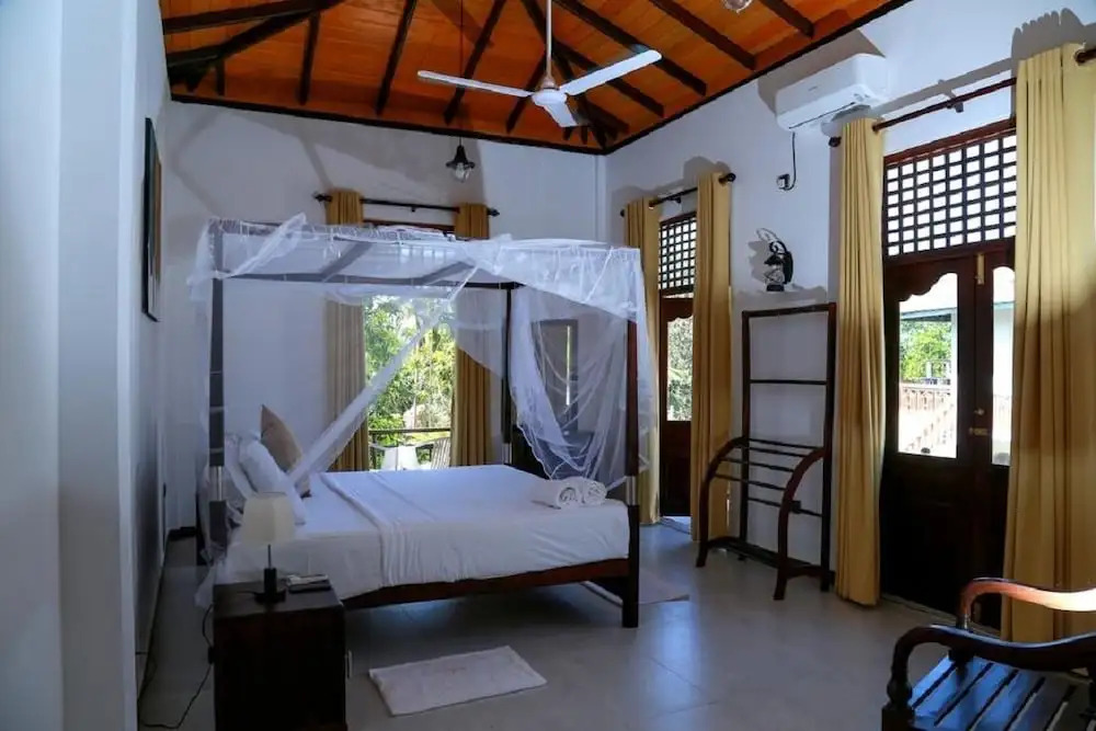 The villa has 6 bedrooms, 1 bathroom, a flat-screen Tv with satellite channels,