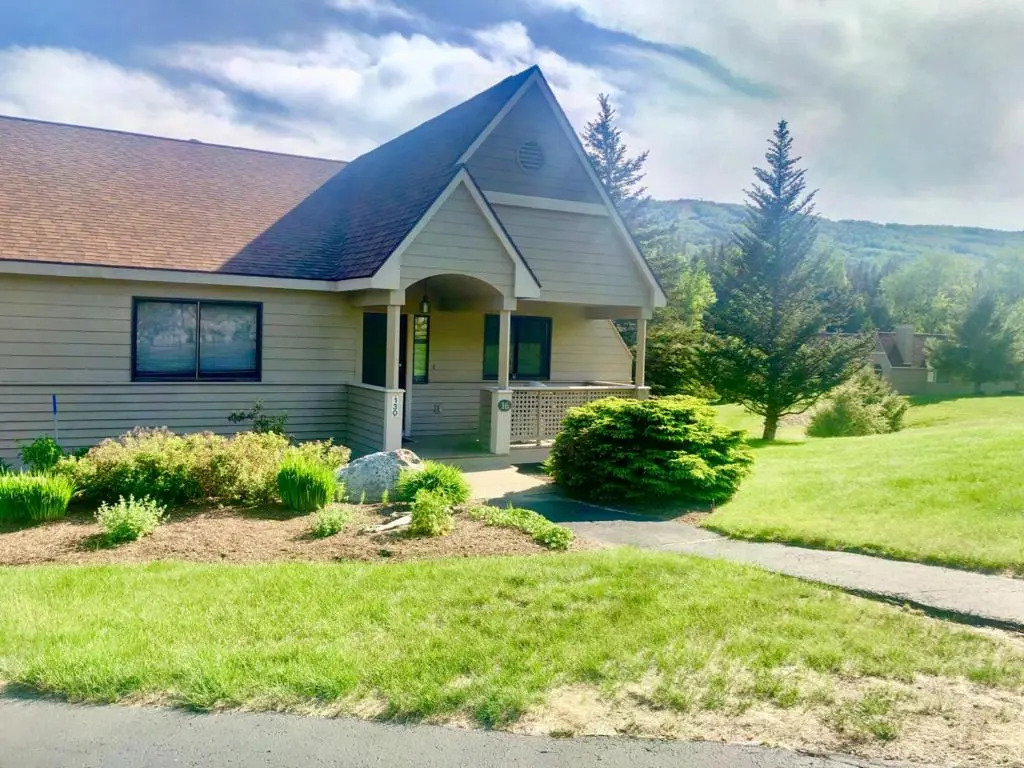 F3 Fairway Village Condo with great mountain views, 8 minute walk from Omni Mount Washington Hotel