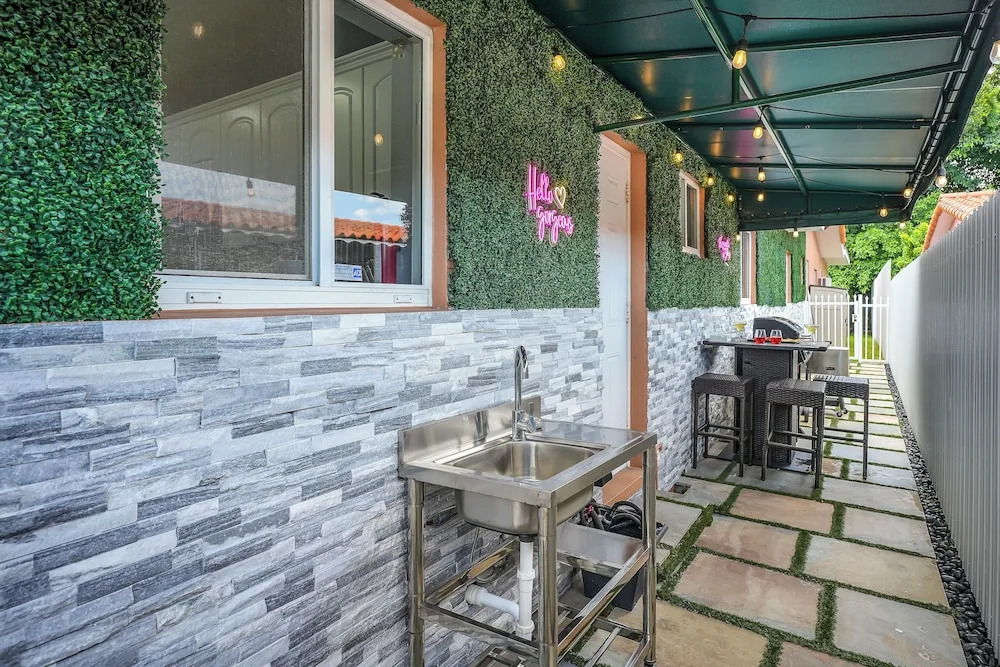 Happy Escape, 15 Min to Beach, Massage Shower Jets, Bar, and BBQ