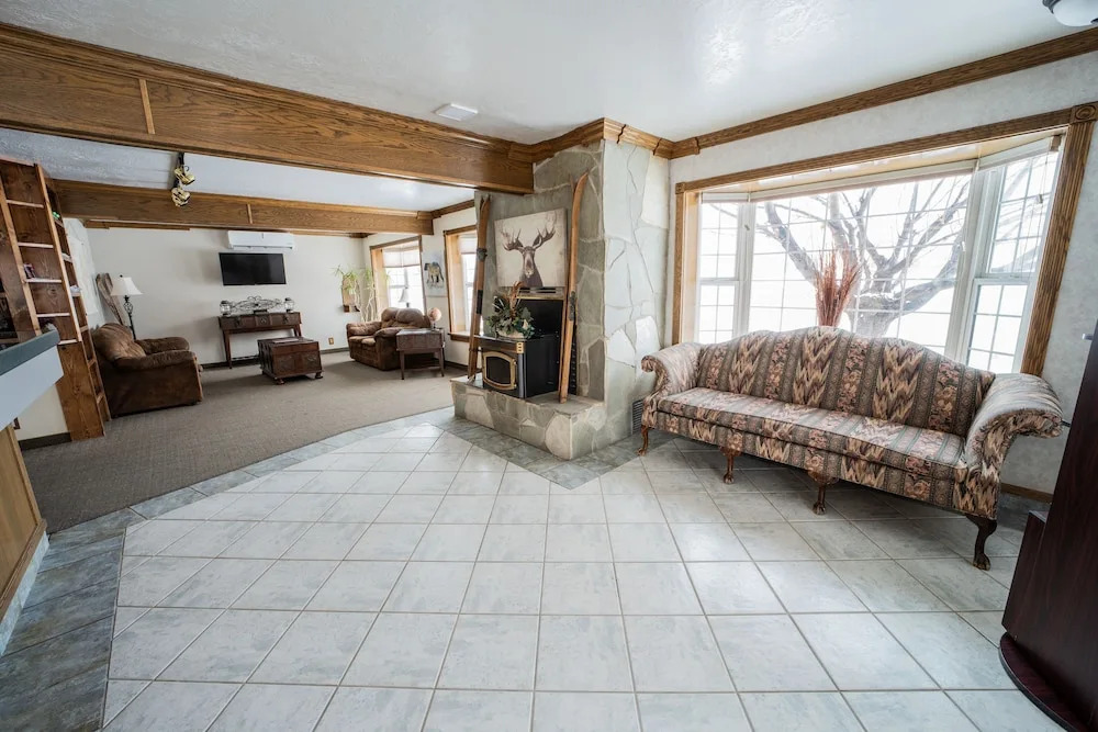 Clover Creek Inn