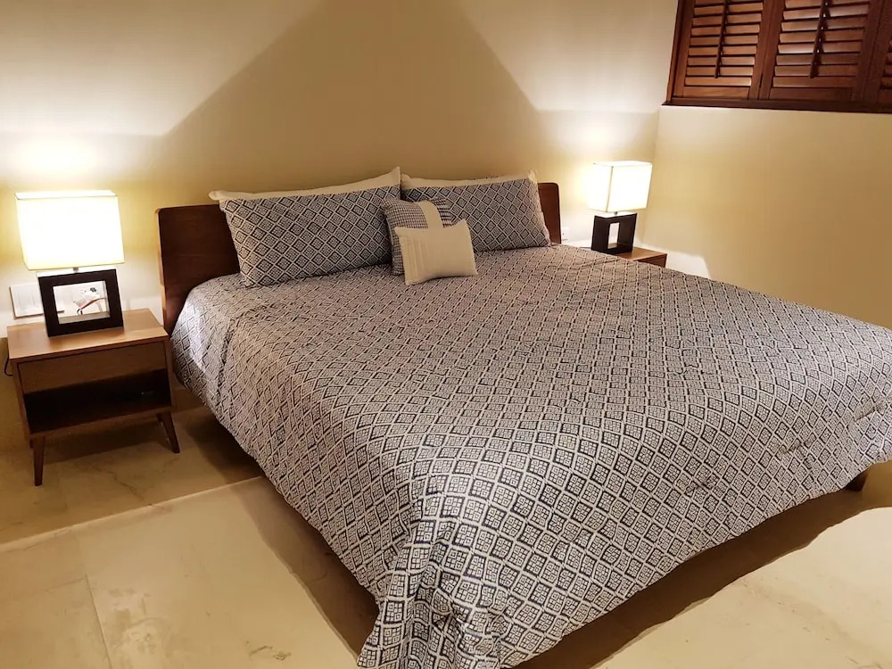 Cozy 1 BR apartment steps away from the Beach by Happy Address