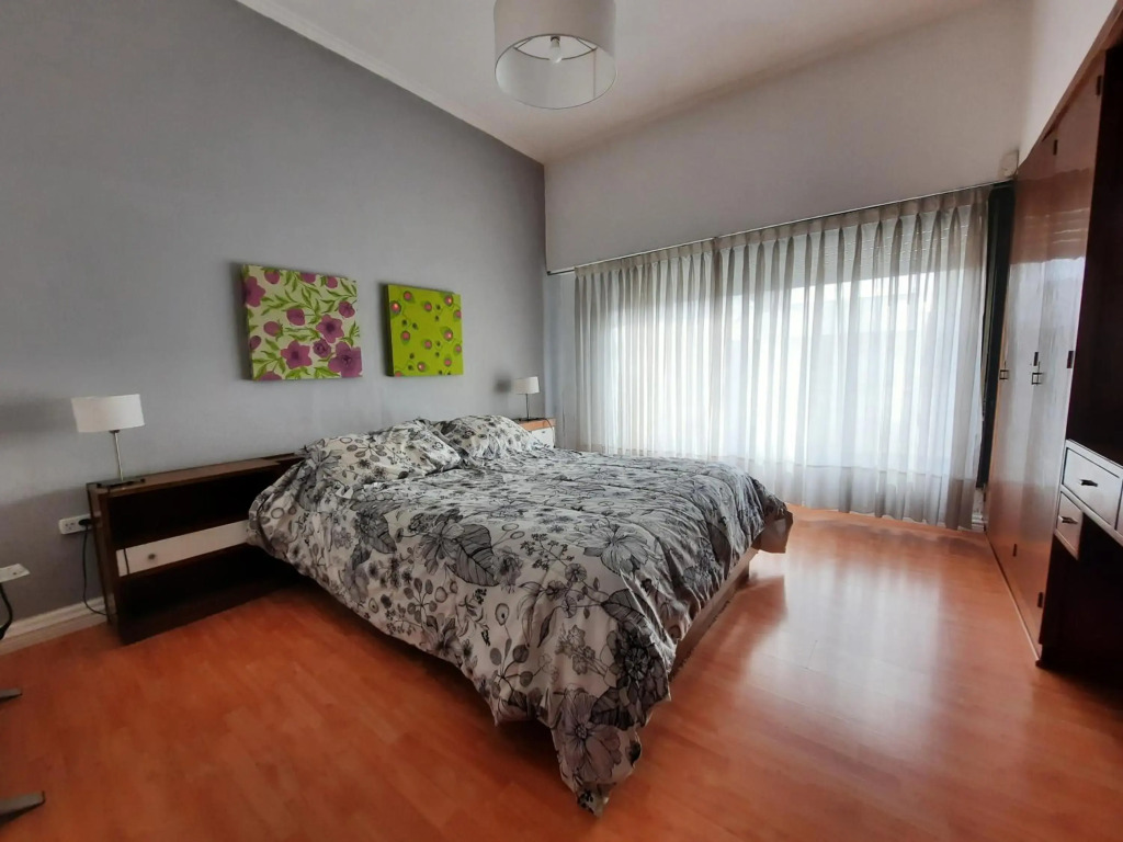 Casa c/amplio jardín, garage y parrilla