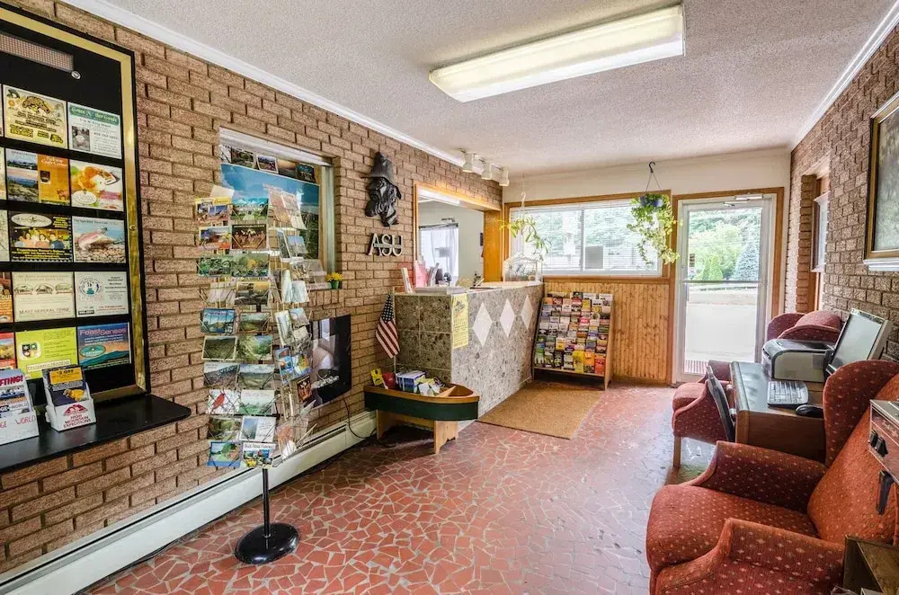 Highland Hills Motel & Cabins
