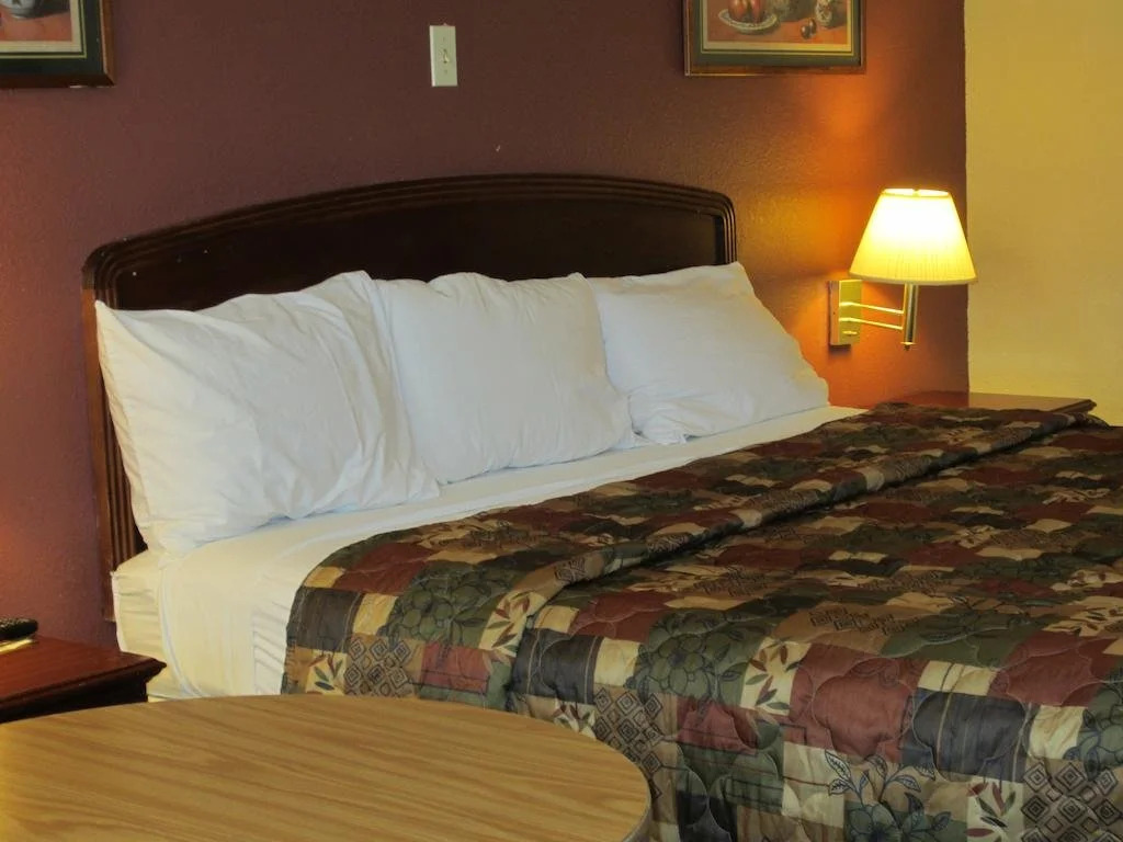 First Western Inn - Fairmont City