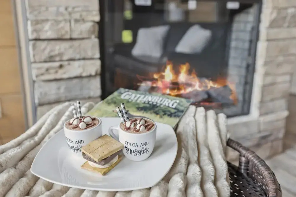 Gorgeous Cabin w Hot Tub Firepit Gameroom