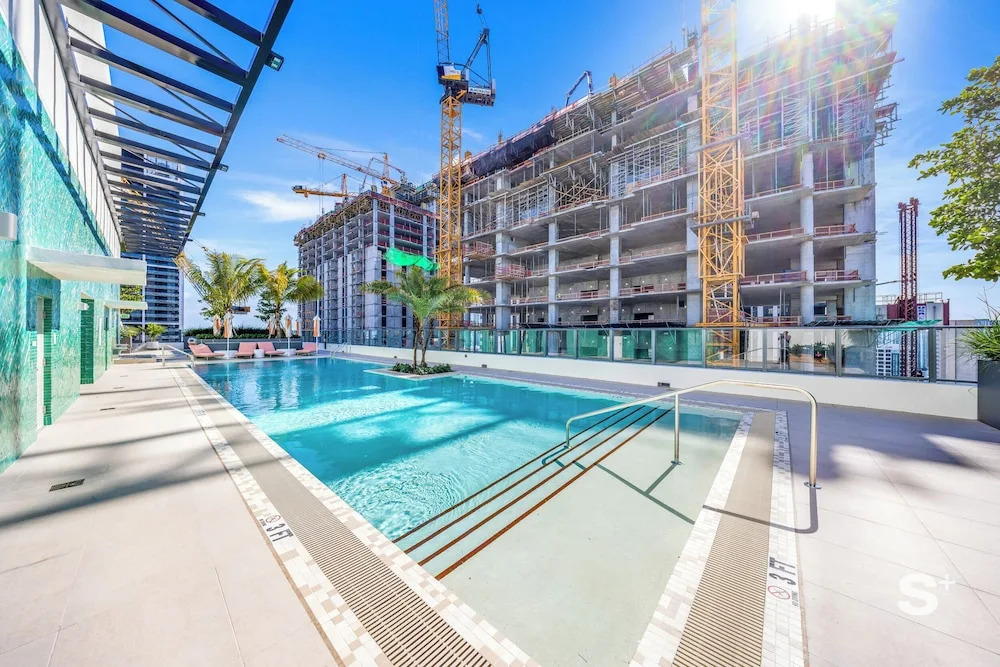 Modern and Cozy 1-BD- Rooftop pool & Gym