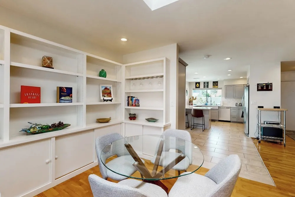 3BR House w/ Private Pool & Gas Grill