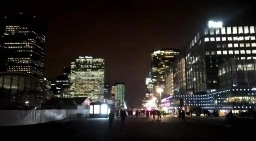 Luxurious FullySanitize Apartment with balcony, free parking in heart of Courbevoie, La Defense