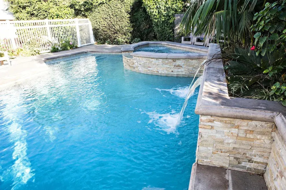 Sensational 6 Bedroom 4 Bathroom Pool Home (3 Master Bedrooms W/bathrooms)