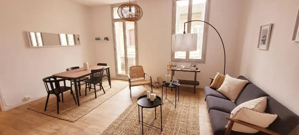 2 bedroom apt with BALCONY - Historical center