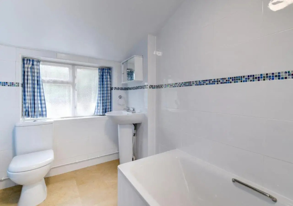 3 Bed in Bridport oc-wy401