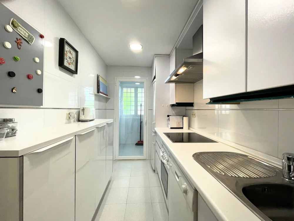 Modern 2-bedroom Apartment With Private Underground Parking Lift Access