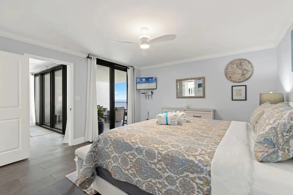Escape to Beachfront Paradise: 2br/2ba Condo on the Gulf, Sleeps 8