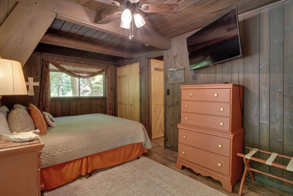 Snuggle Inn in the Heart of Chalet Village