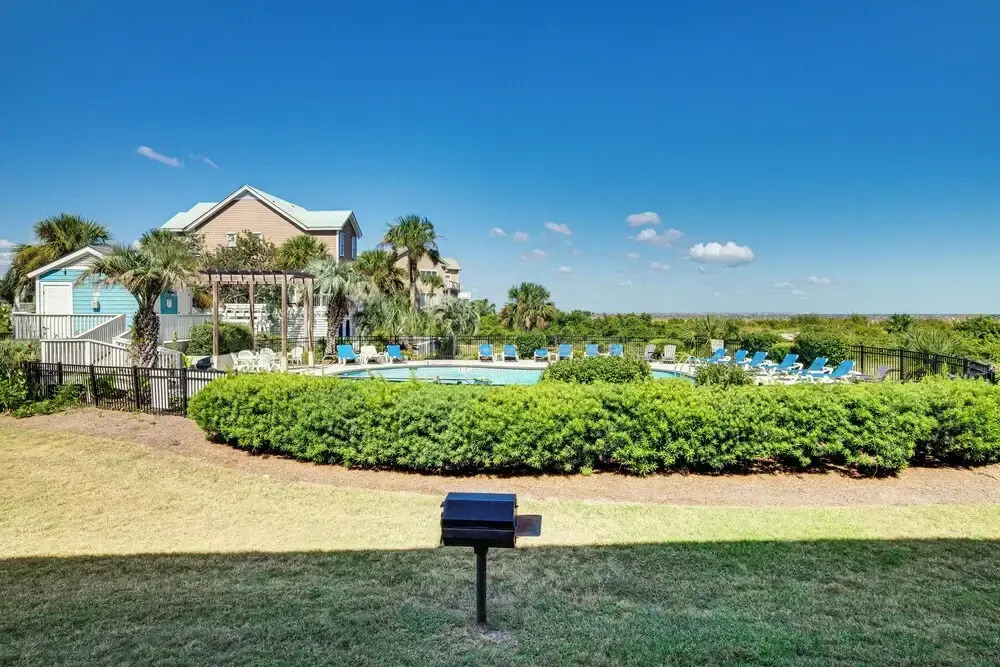 Poolside Fun & Ocean Strolls: Harbor Island Haven!