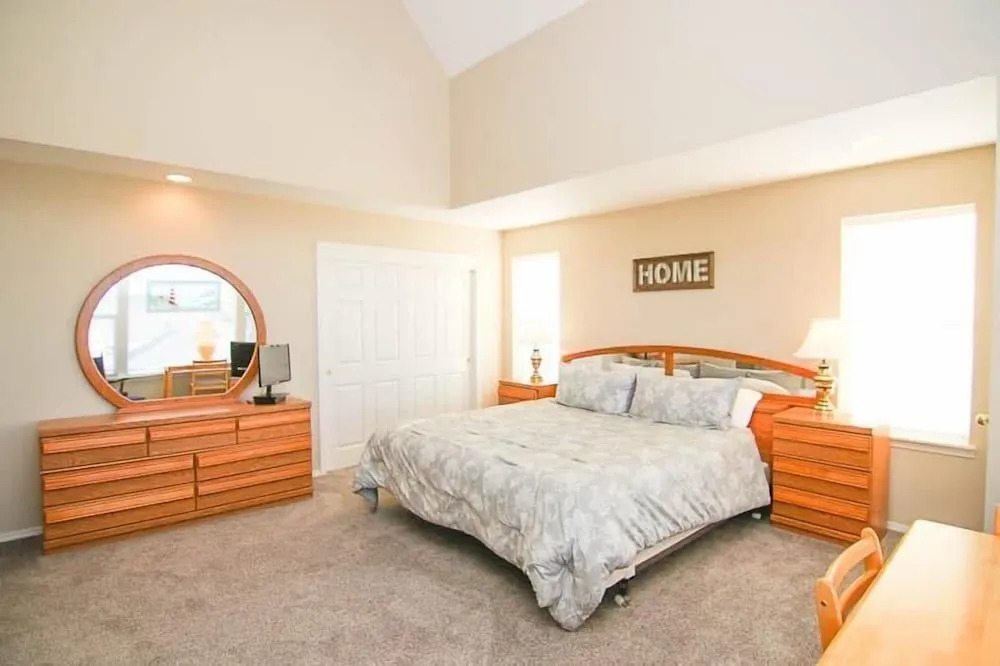 Cozy Gathering Space and Sparkling Amenities - Charming Seaside Haven