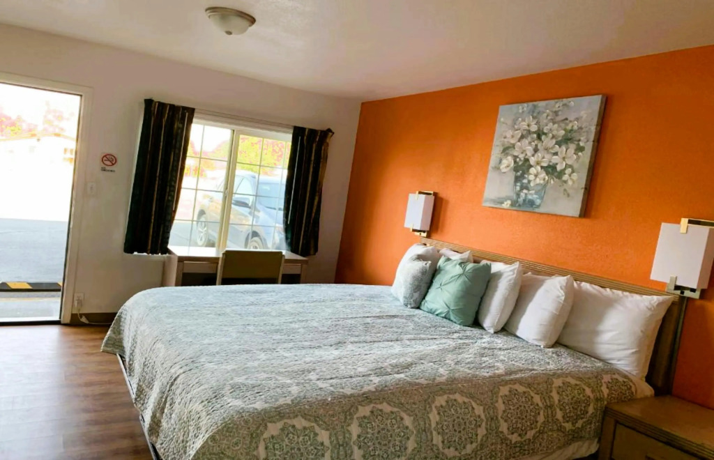 Royal Gateway Motel