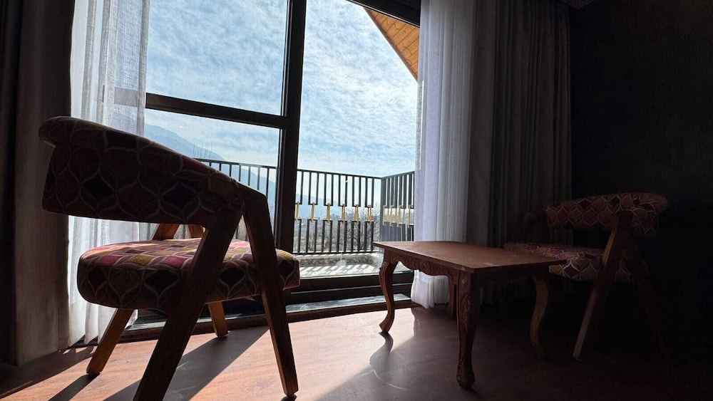 Emroz Kings Resort