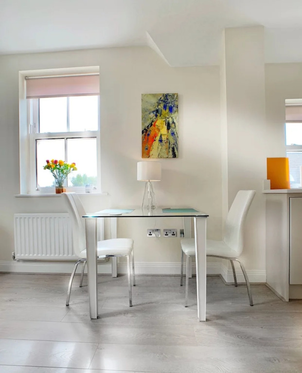 Greenwich Court - Modern Windsor 1 bed flat, with gated allocated parking.