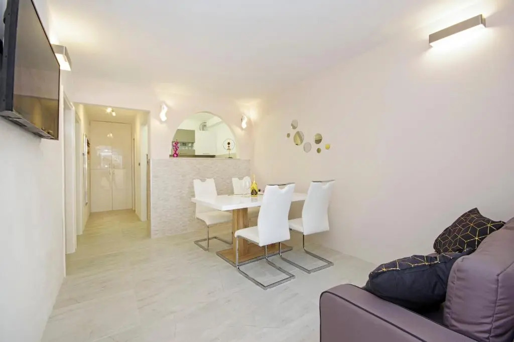 Split Symphony Garden: Modern, new Apartment (4+1), 5 min walk to ˝Firule˝ SAND BEACH, 12 min walk to CITY CENTER