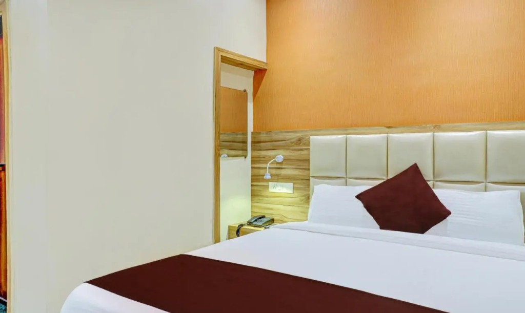 Hotel Sun City Near Saifee Hospital And HN Reliance Hospital