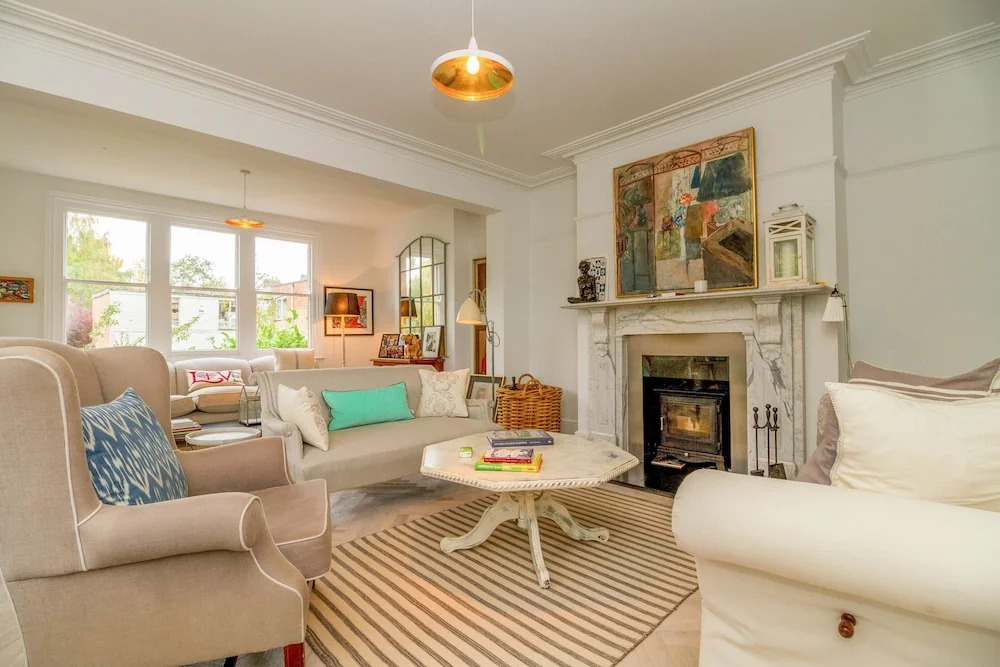 4 Bedroom Canalside Family Home in Oxford