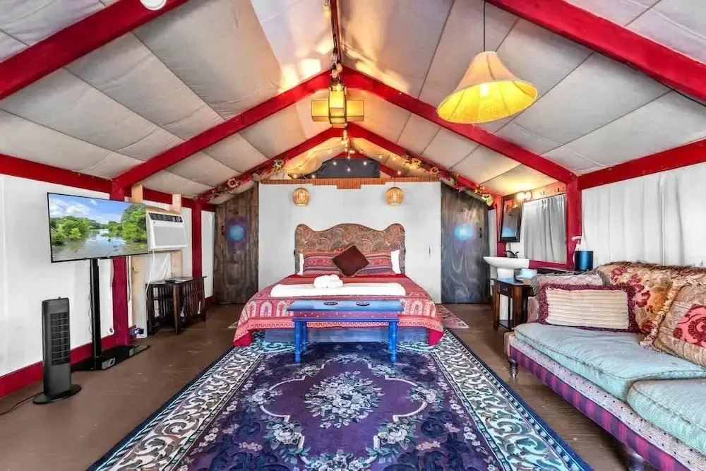 The Vines Retreat, Hot-tubs, Game Room, 10-mins to Downtown!