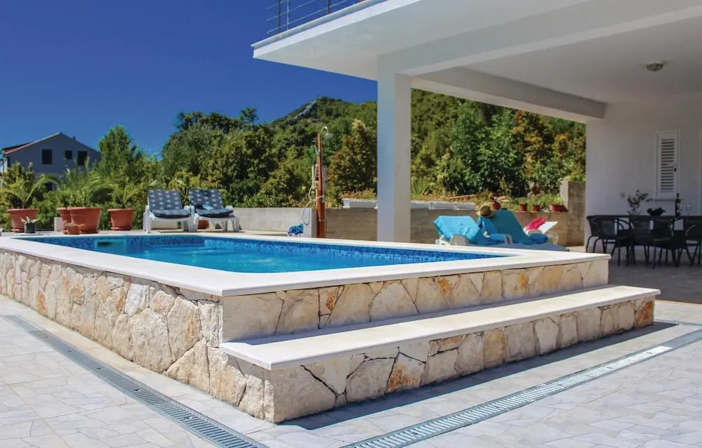 Beautiful Home in Grscica With Wifi and 2 Bedrooms