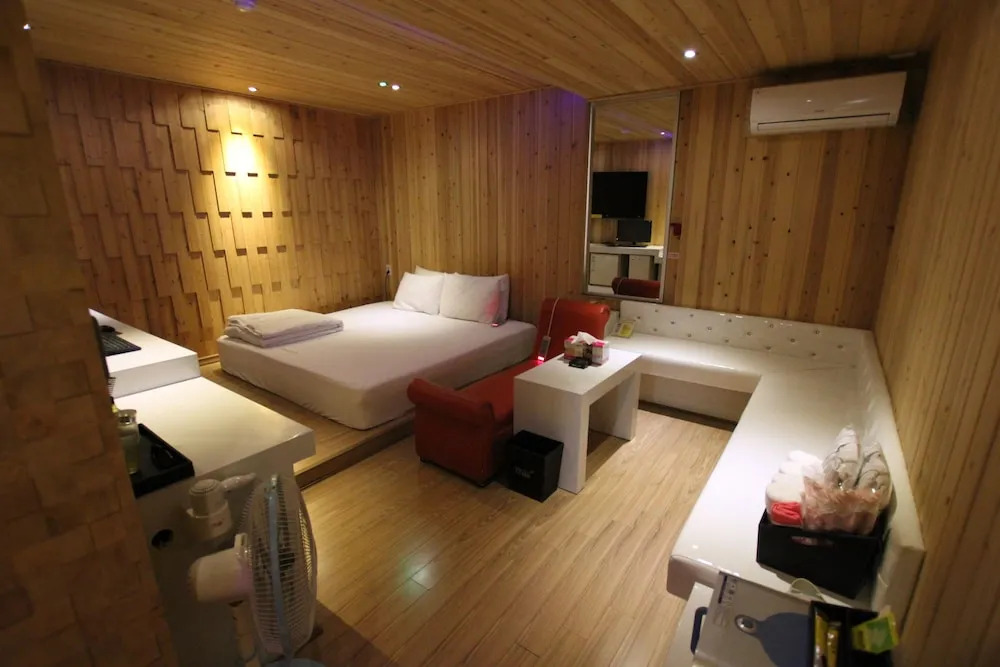 V1 Hotel
