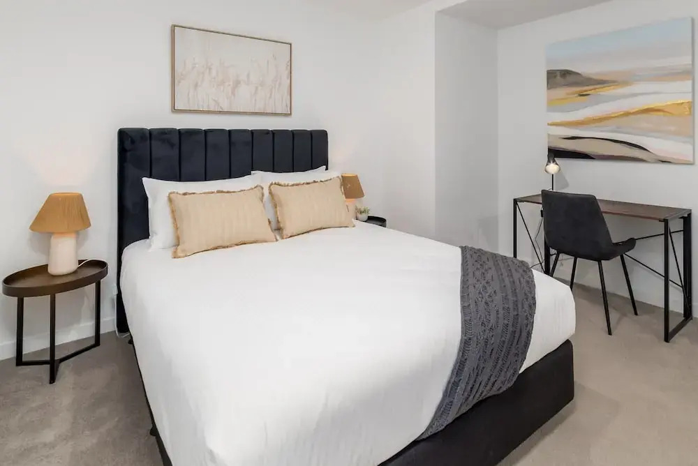 Chic 3-bed in Central With Pool, Sauna and Gym