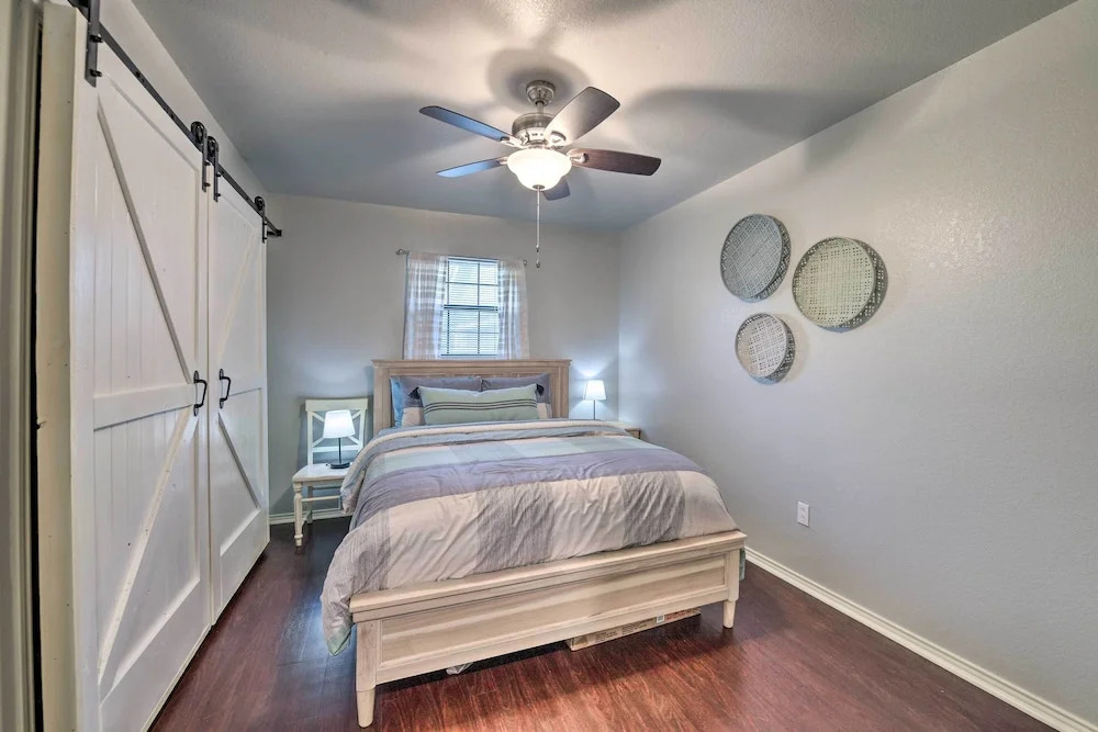 Lakefront Home < 3 Miles to Historic Granbury!