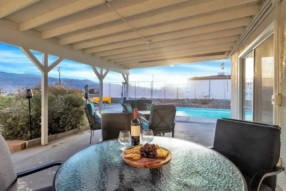 6 Mi to Joshua Tree: Home w/ Outdoor Oasis & View!