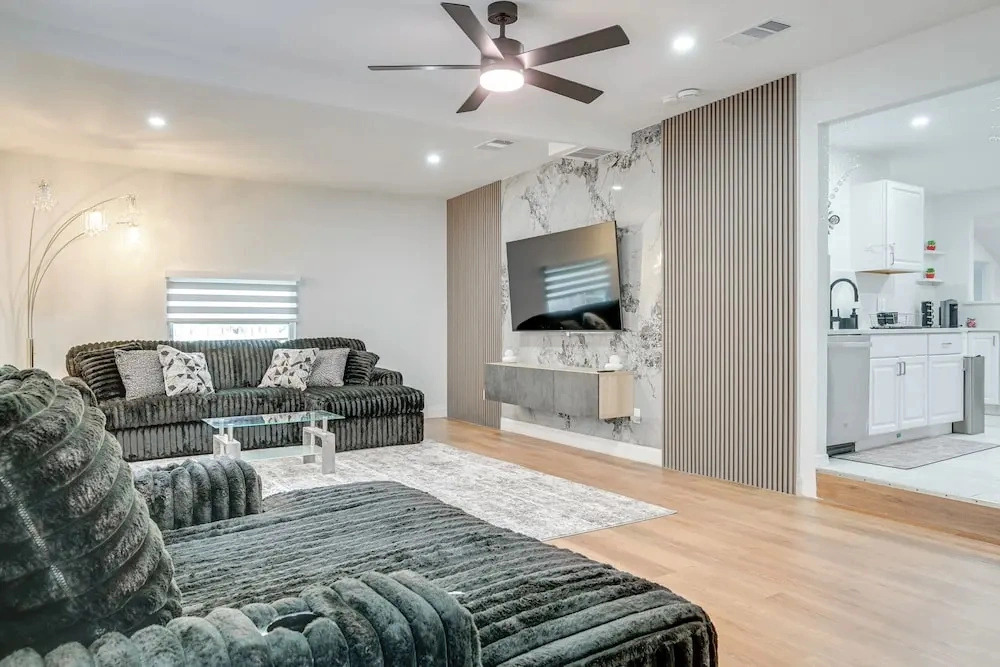 Central Tampa Oasis: Hot Tub & Huge Covered Deck
