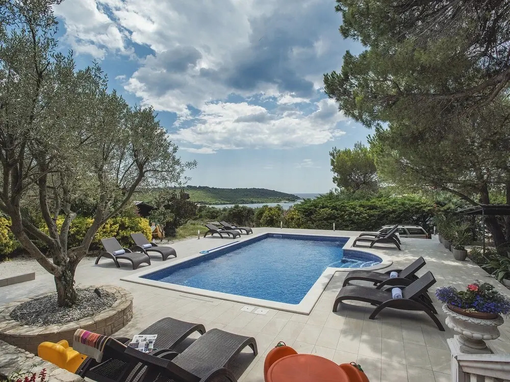 Holiday House for 14 Persons with Private Pool near Beach & Pula