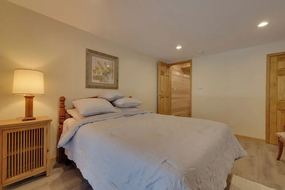 Large Deck + Resort Amenities: Lake Ariel Retreat