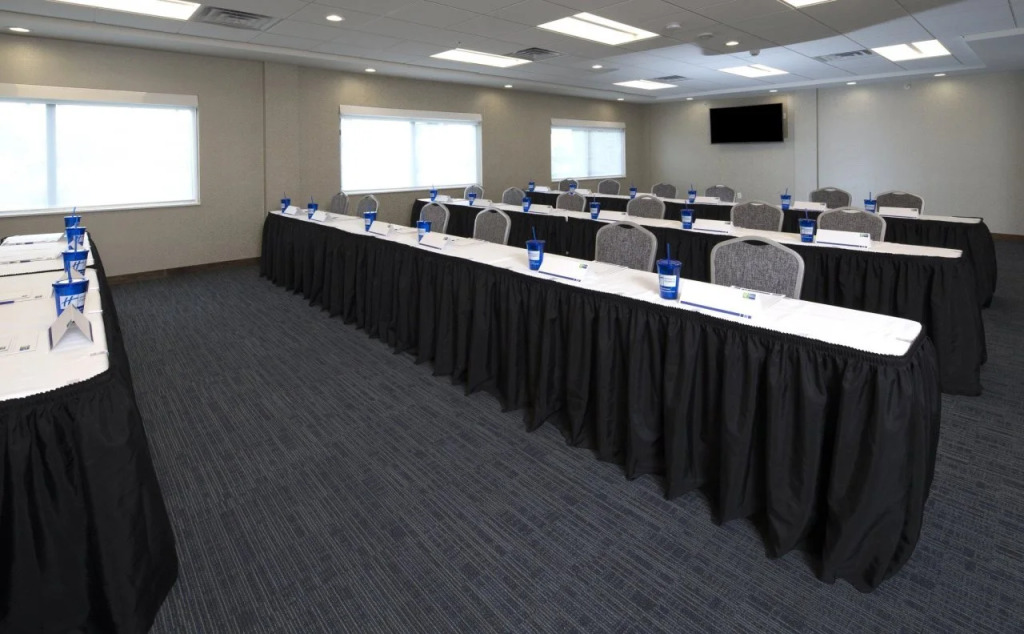 Holiday Inn Express & Suites - Gaylord by IHG