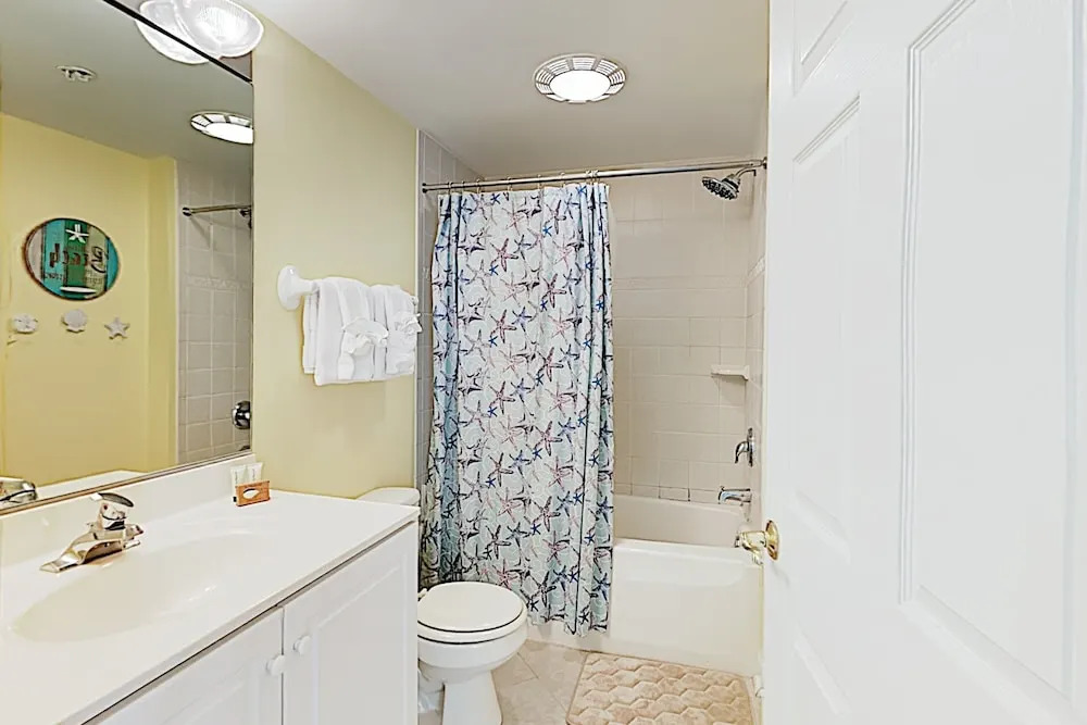 New Listing! Corner-unit W/ Balcony, 300 To Beach 3 Bedroom Condo