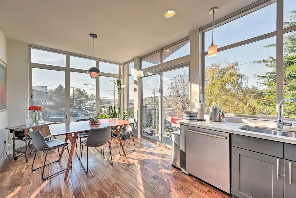 Sleek Seattle Home w/ Rooftop Patio & Views!