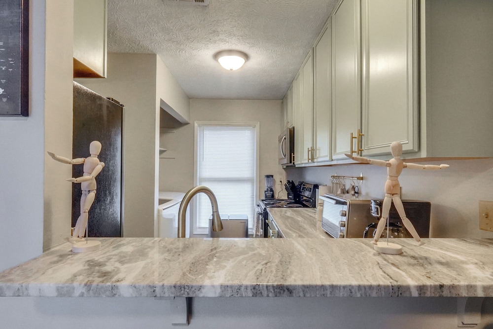 3BD Townhome w/ Patio, 3 Mi to Fort Bragg/liberty
