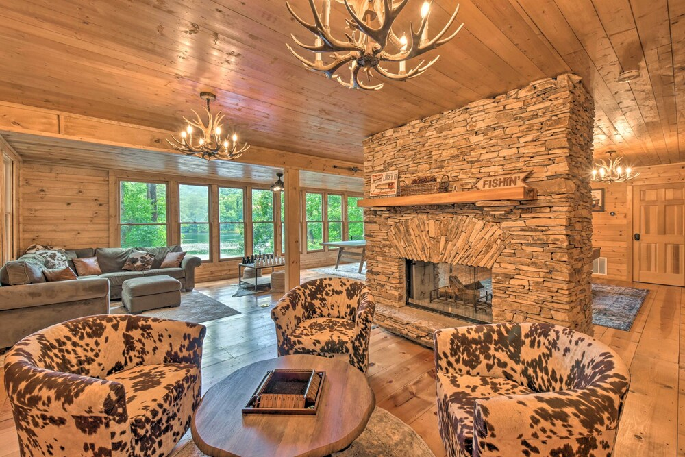 Lakefront Glass House Cabin w/ Mountain Views!