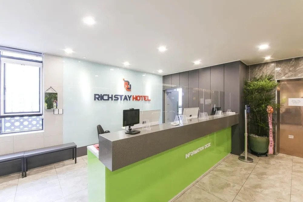 Rich stay hotel