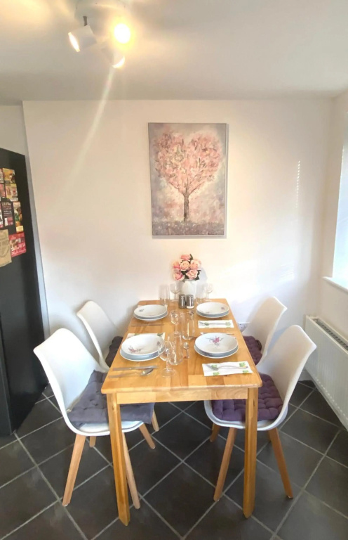 Modern & Stylish 2 Bedroom Apartment! - Ground Floor - FREE Parking for 2 Cars - Netflix - Disney Plus - Sky Sports - 1 Gigabit Internet Service - Newly decorated - Sleeps up to 4! - Close to Bournemouth Train Station