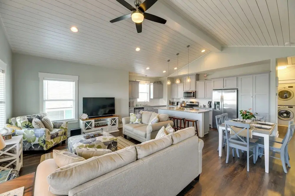 Resort Perks: Waterfront Rockport Home!