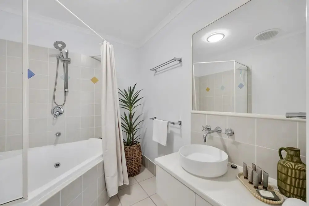 3-bed Haven With Balcony and Bbq, 5-min to Beach