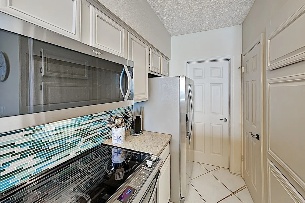 Plush Suntide Penthouse W/ Tennis, Pools & Gym 2 Bedroom Condo