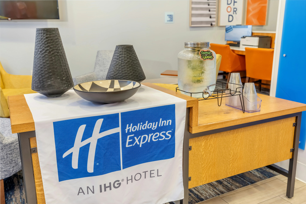 Holiday Inn Express Hotel & Suites Medford-Central Point by IHG
