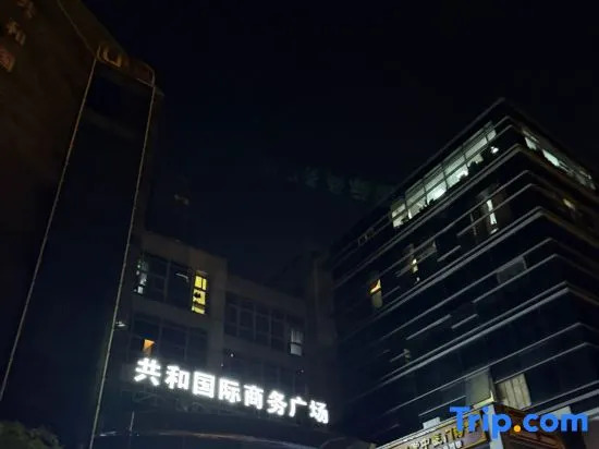 Yuju Hotel Apartment (Shanghai Pengpu New Village Subway Station)