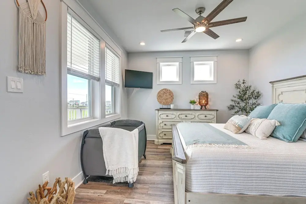 Galveston Getaway w/ Outdoor Bar: Walk to Beach!