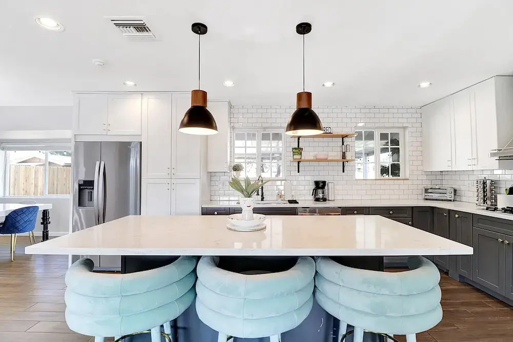 Karen in Phoenix With 4 Bedrooms and 2 Bathrooms